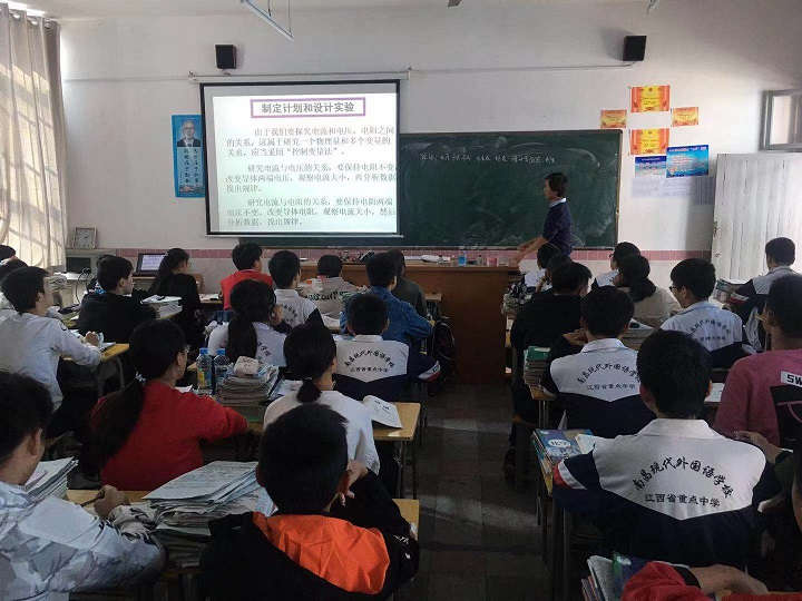 胡方金老師賽課現(xiàn)場.jpg 胡方金老師賽課現(xiàn)場.jpg