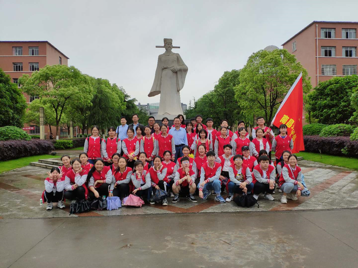E:\雜項\稿費\2019\聚仁堂稿件4月\南昌現代外國語學校已修改的文章(1)\南昌現代外國語學校已修改的文章\臨川研學\臨川一中王安石雕像前合影.jpg E:\雜項\稿費\2019\聚仁堂稿件4月\南昌現代外國語學校已修改的文章(1)\南昌現代外國語學校已修改的文章\臨川研學\臨川一中王安石雕像前合影.jpg