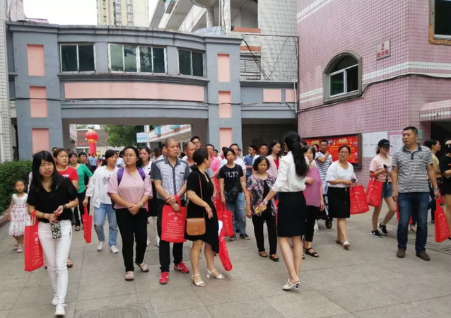 ▲ 家長們信步走進校園進行參觀.png ▲ 家長們信步走進校園進行參觀.png