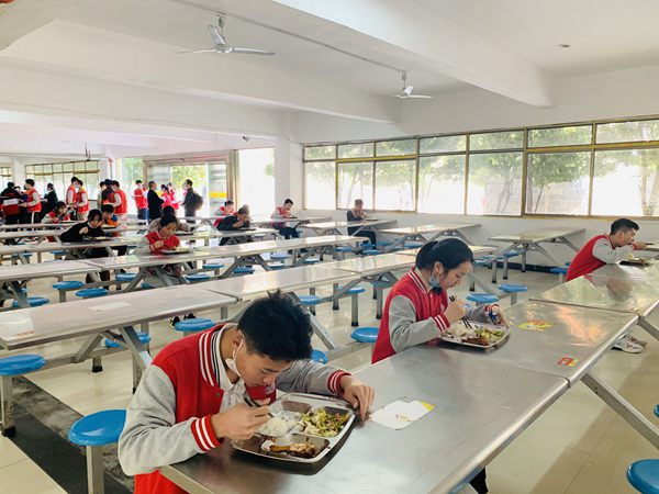 錯(cuò)峰錯(cuò)時(shí)用餐。_副本.jpg