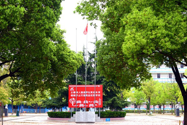南昌現(xiàn)代外國(guó)語學(xué)校徐成_副本.jpg